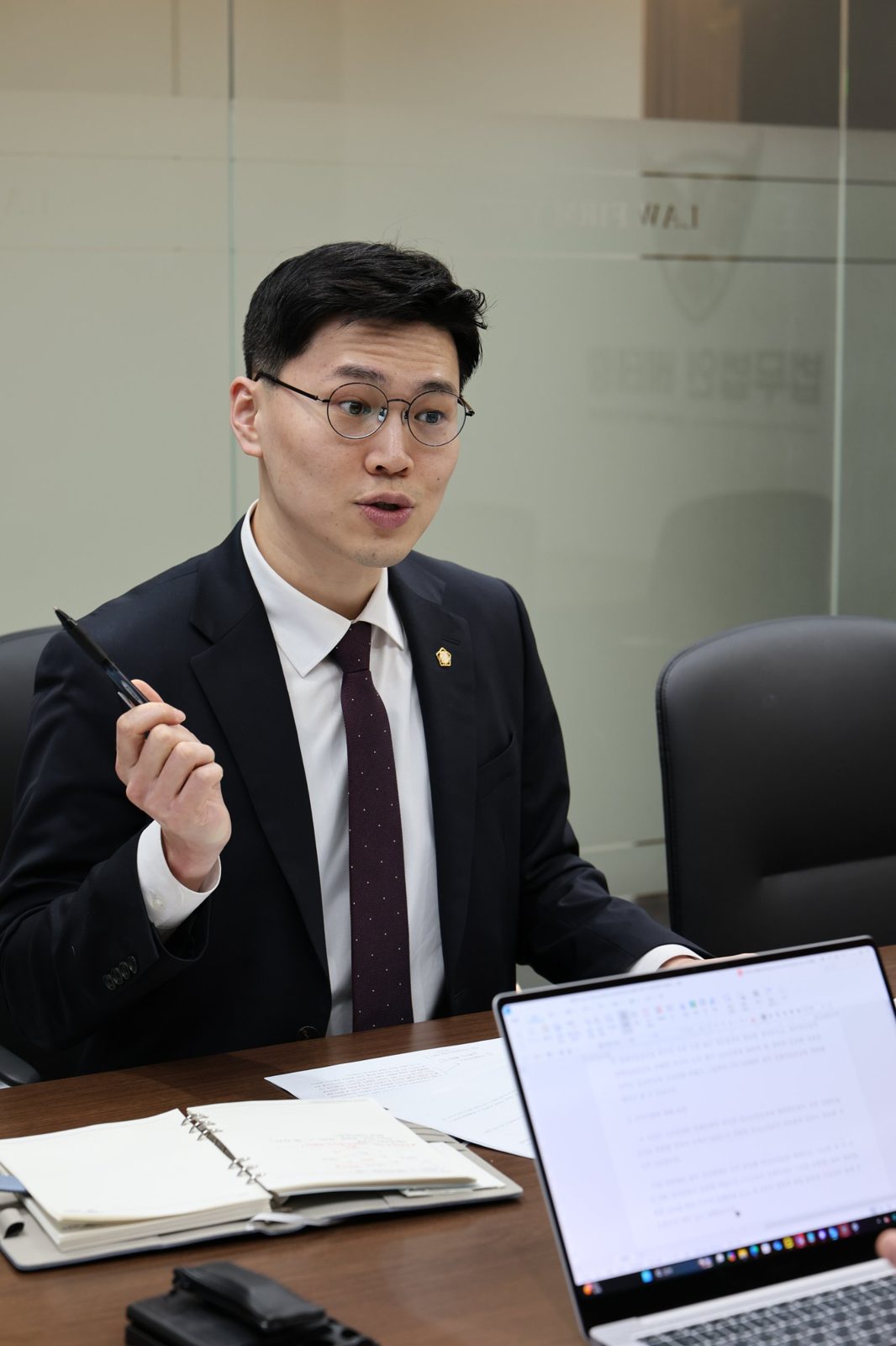 사건 쟁점을 설명하는 김진배 변호사