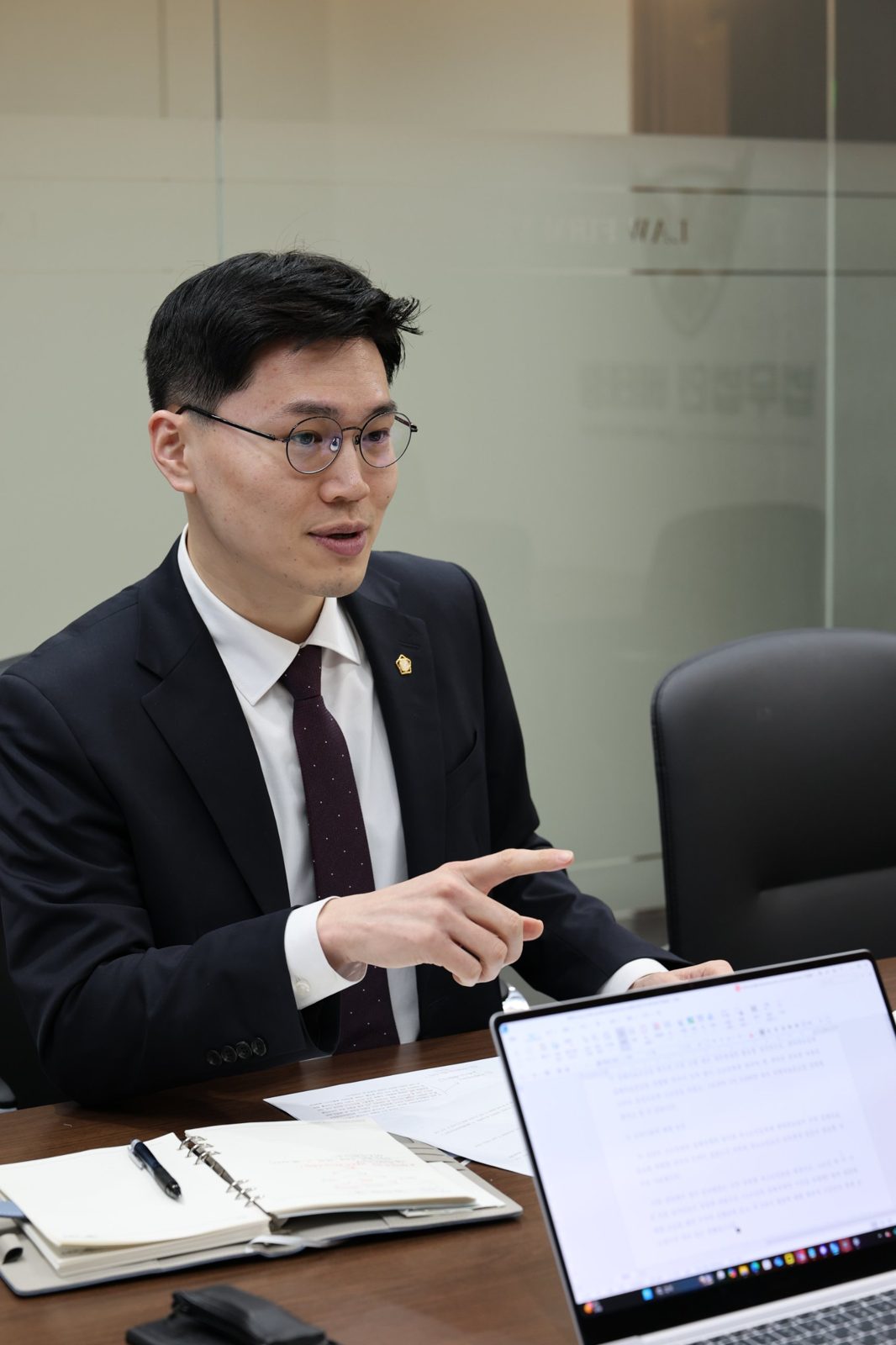 상담 중 설명하는 김진배 변호사